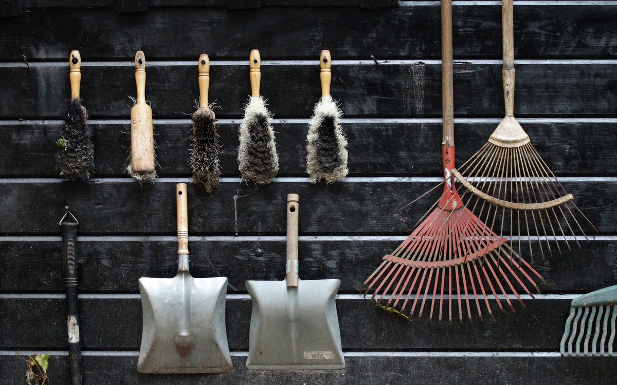 Herramientas de jardinería ordenadas sobre una superficie de madera
